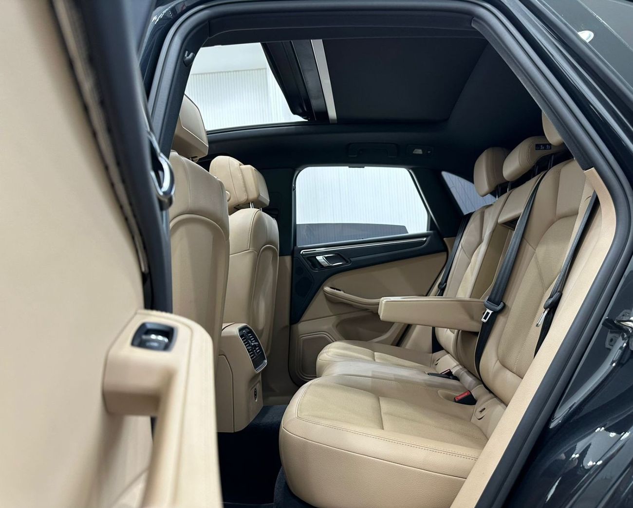 Porsche Macan 2023 Porsche Macan, February 2025 Porsche Warranty, Full Porsche Service History, Full Options, GCC