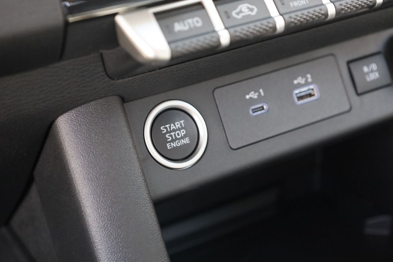 Mitsubishi L200 DC SPORTERO 4WD 2.4L DIESEL AUTOMATIC TRANSMISSION ( FOR RE-EXPORT OUTSIDE GCC COUNTRIES)