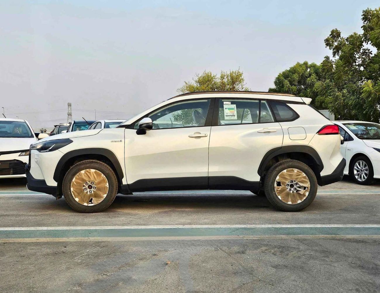 تويوتا كورولا كروس HYBRID /1.8L  A/T / FULL OPTION / SUNROOF, LEATHER/ 17" ALLOY WHEELS/CODE#XLE