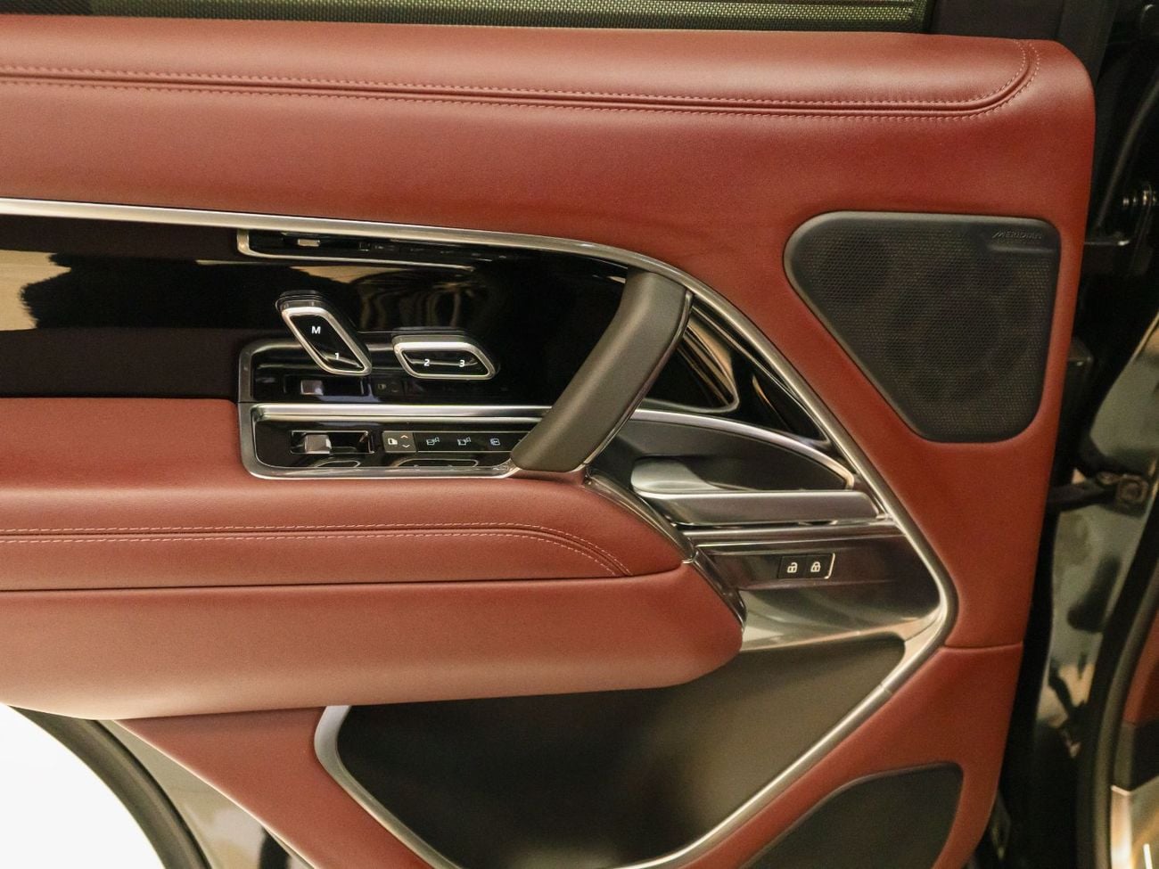 Land Rover Range Rover Autobiography P530 4.4L 2023 Range Rover Vogue Autobiography | Black Exterior | Maroon Interior | Lu