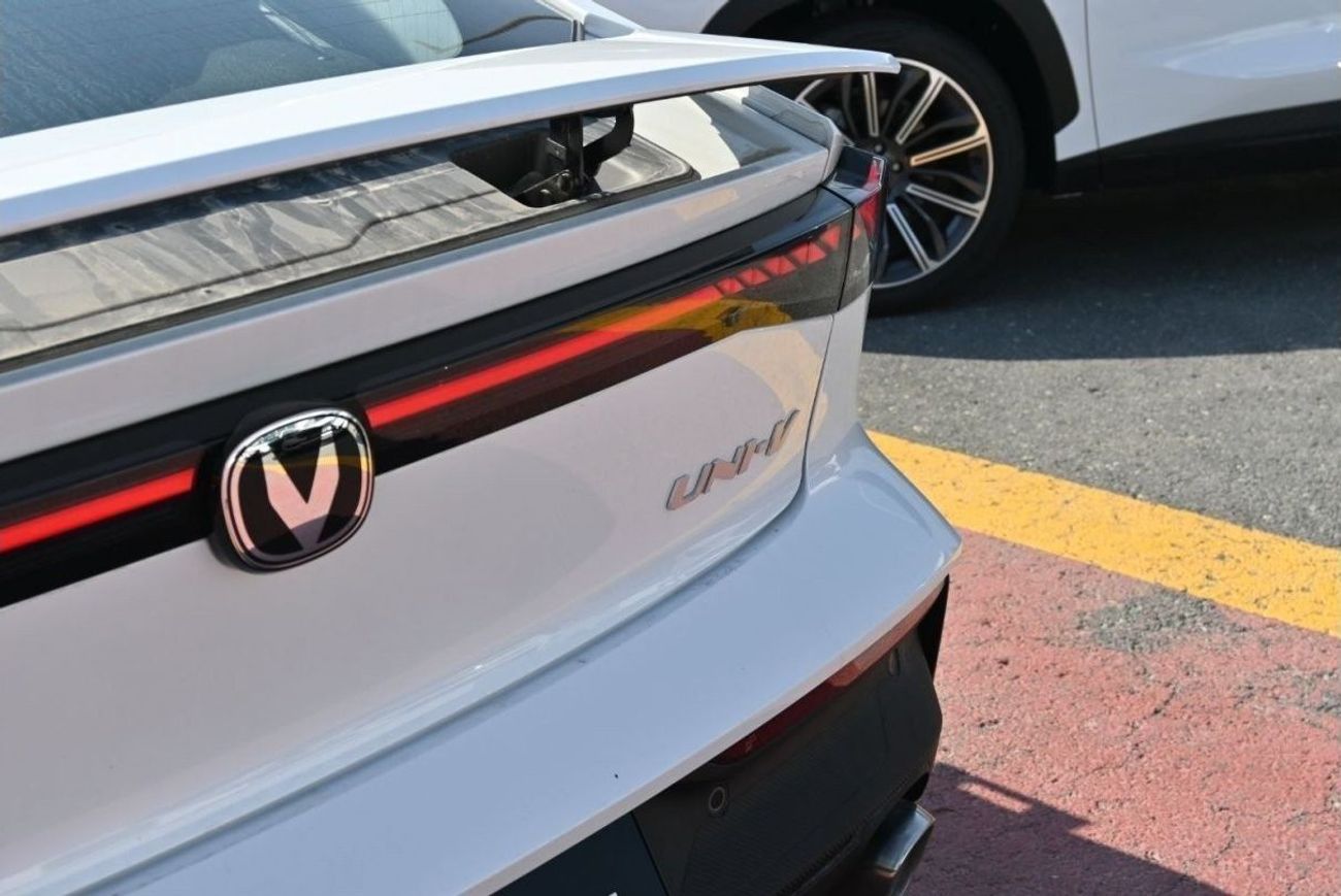 تشنجان Uni V Changan Uni-V 1.5L Turbo PHEV (Plug-In Hybrid) White Model 2023