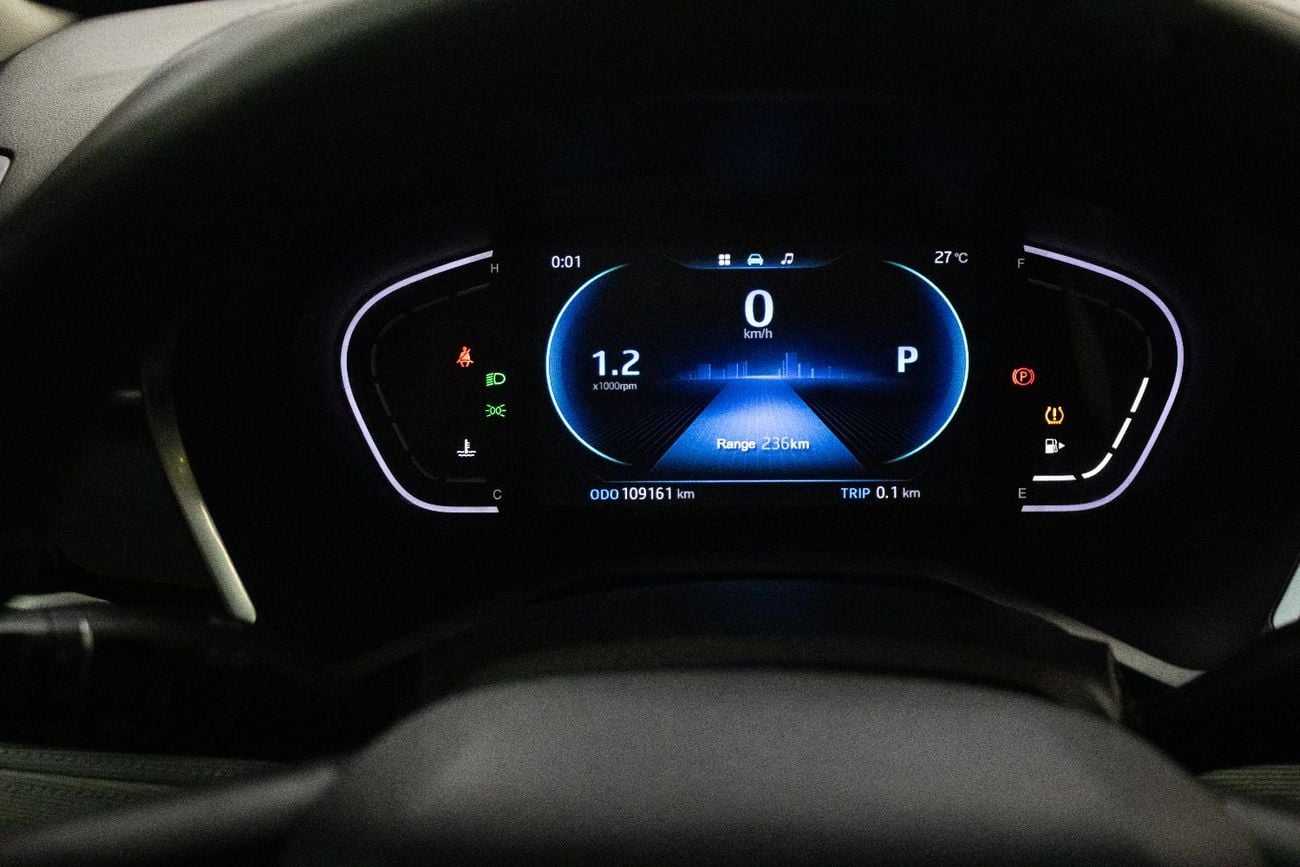 JAC J7 JAC J7 - White with black top