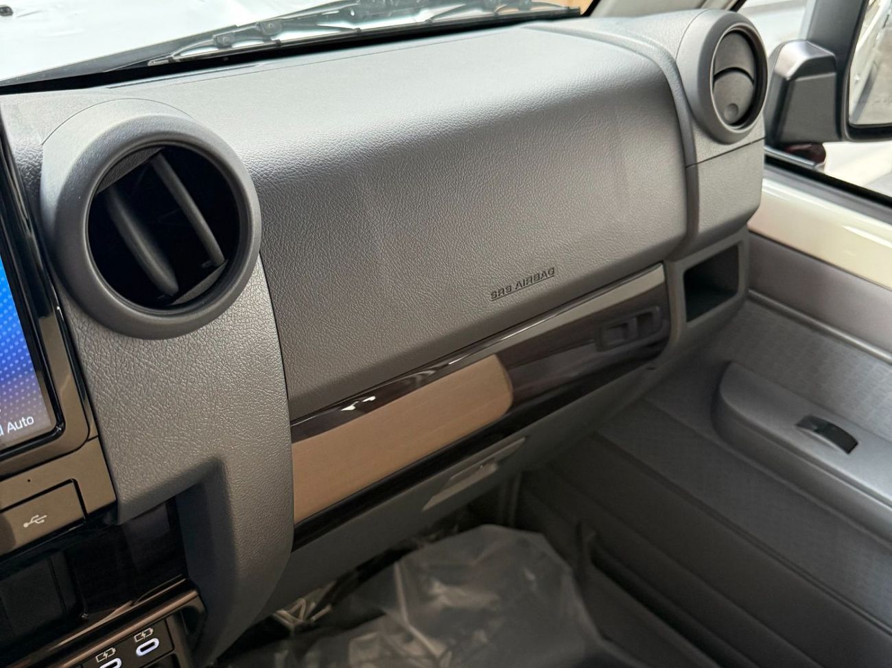 Toyota Land Cruiser 70 GDJ 76 2.8 DIESEL M/T **التصدير فقط خارج الخليج***