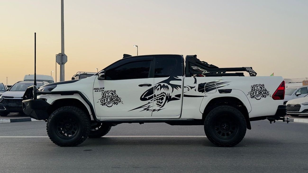 تويوتا هيلوكس SMART CAB | PREMIUM BULL BAR INSTALLED | RHD | 2023 | 2.8L DIESEL ENGINE | AUTOMATIC  | PUSH START E
