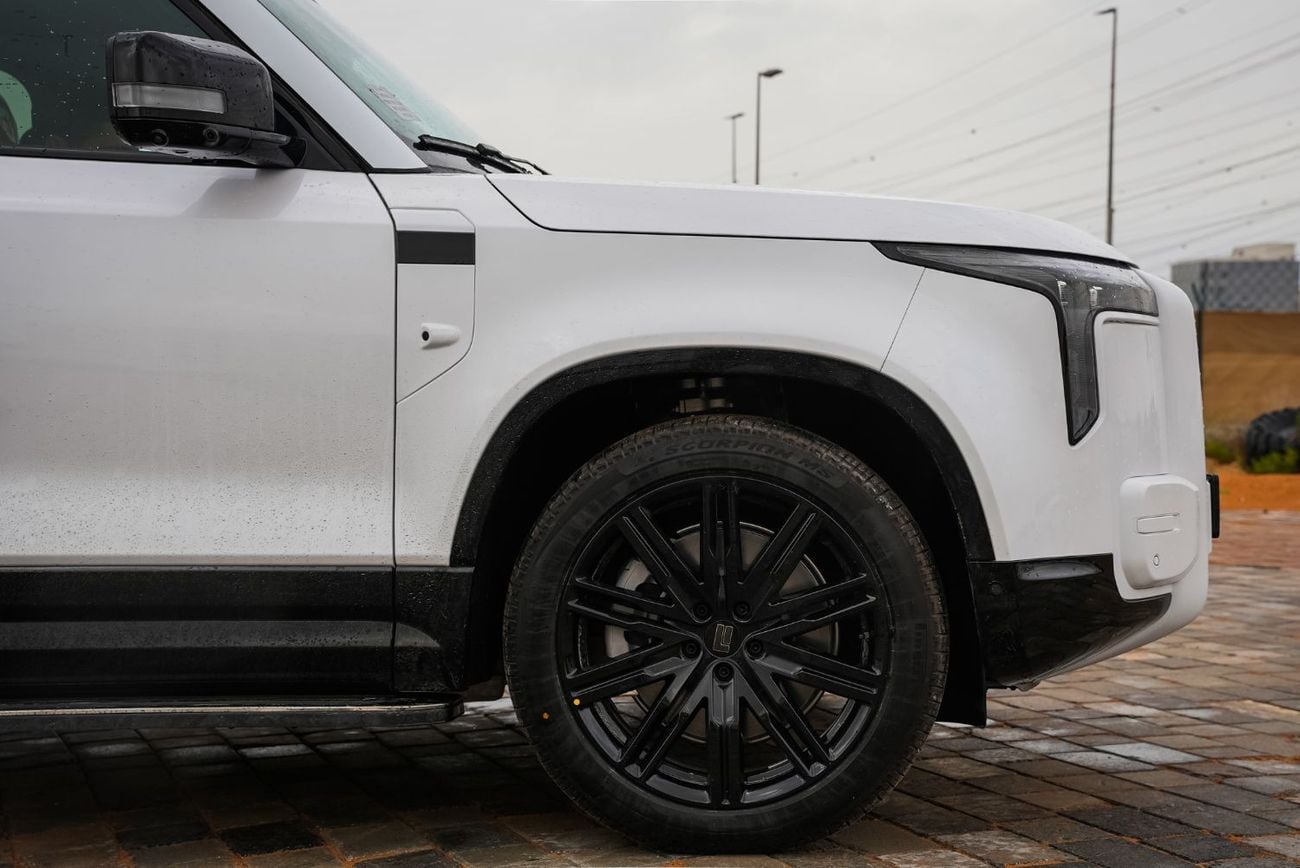 روكس أداماس FIRST CLASS 2026 ROX ADAMAS 7-Seats EREV SUV 4x4 White 0KM