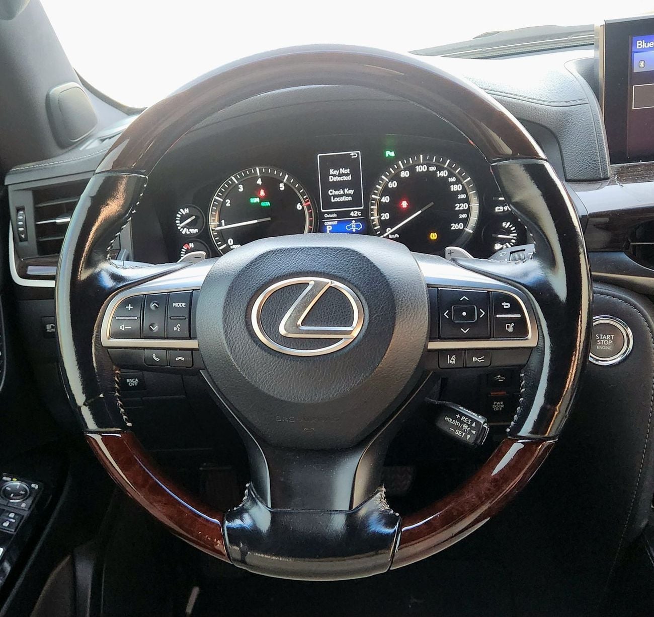 Lexus LX570 Platinum 5.7L. Al- Futtaim Motors