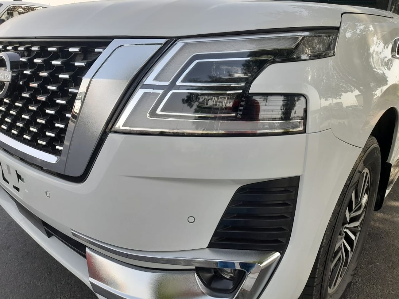 نيسان باترول Platinium 5.6cc V8 petrol Auto Right-Hand drive