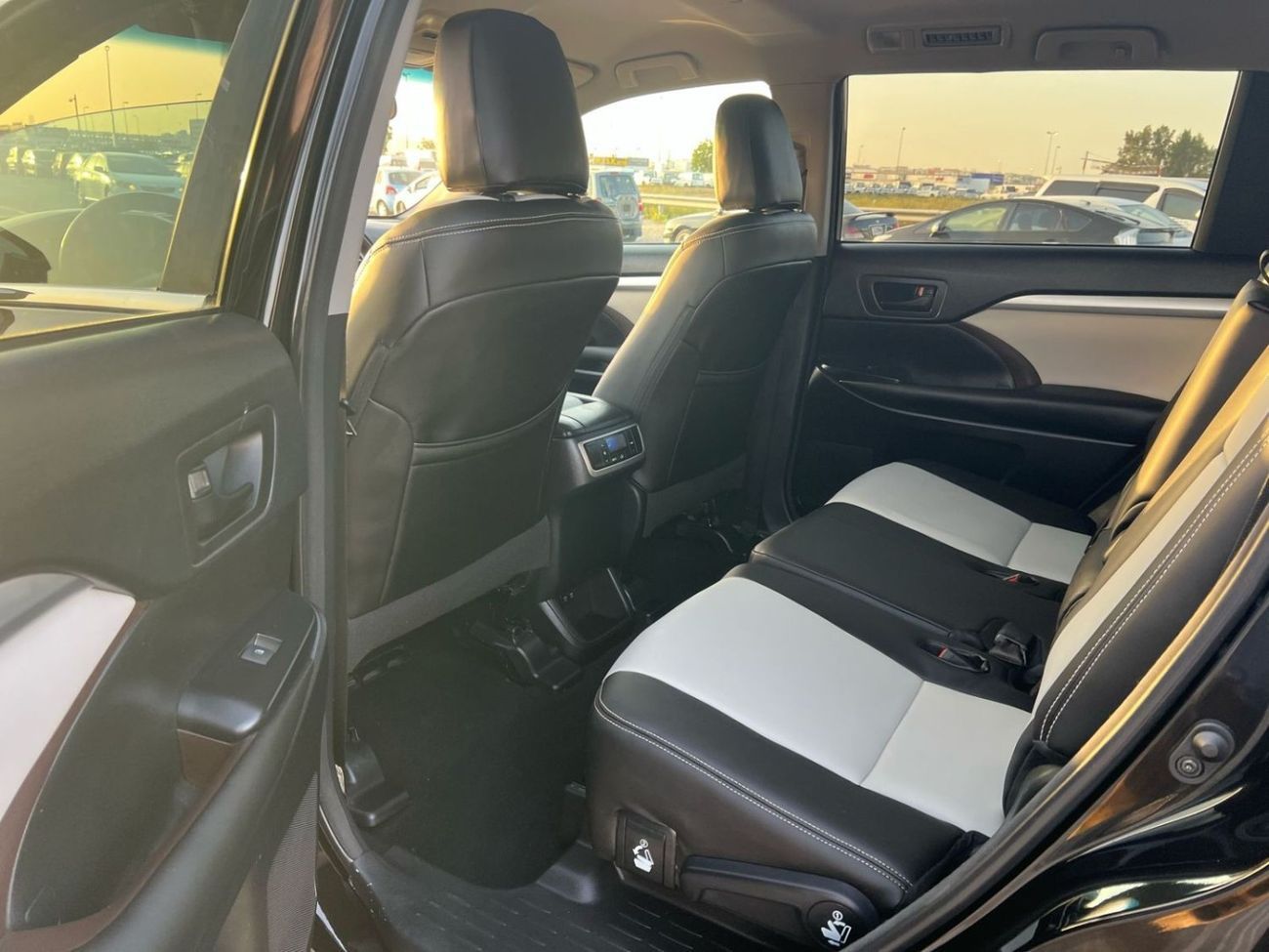 Toyota Highlander 2018 TOYOTA HIGHLANDER V6 3.5L - 4 WHEEL DRIVE (4X4 - LEATHER SEATS WITH 7 SEATER -