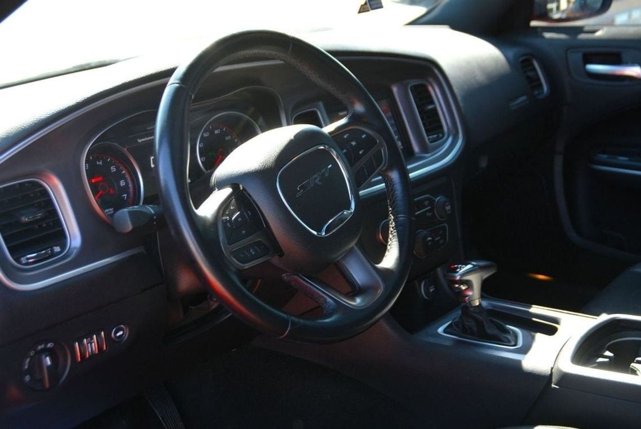 دودج تشارجر SXT Mid 3.6L SRT KIT & WIDR BODE // SUN ROOF //AIR BAGS // VERY GOOD CONDITION