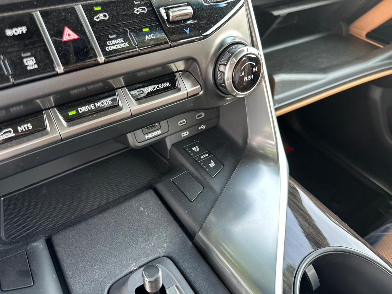 لكزس LX 700h Signature