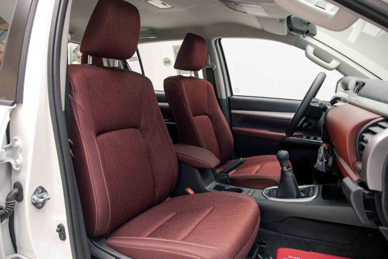 تويوتا هيلوكس GLX 2.7L - White Inside Maroon | Export Only