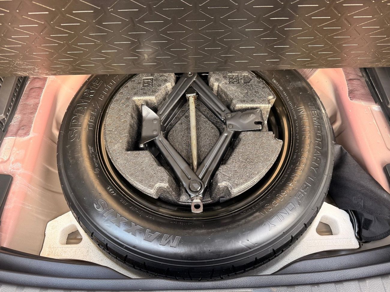 تويوتا راف ٤ XLE AWD 2.5 Sunroof  2024