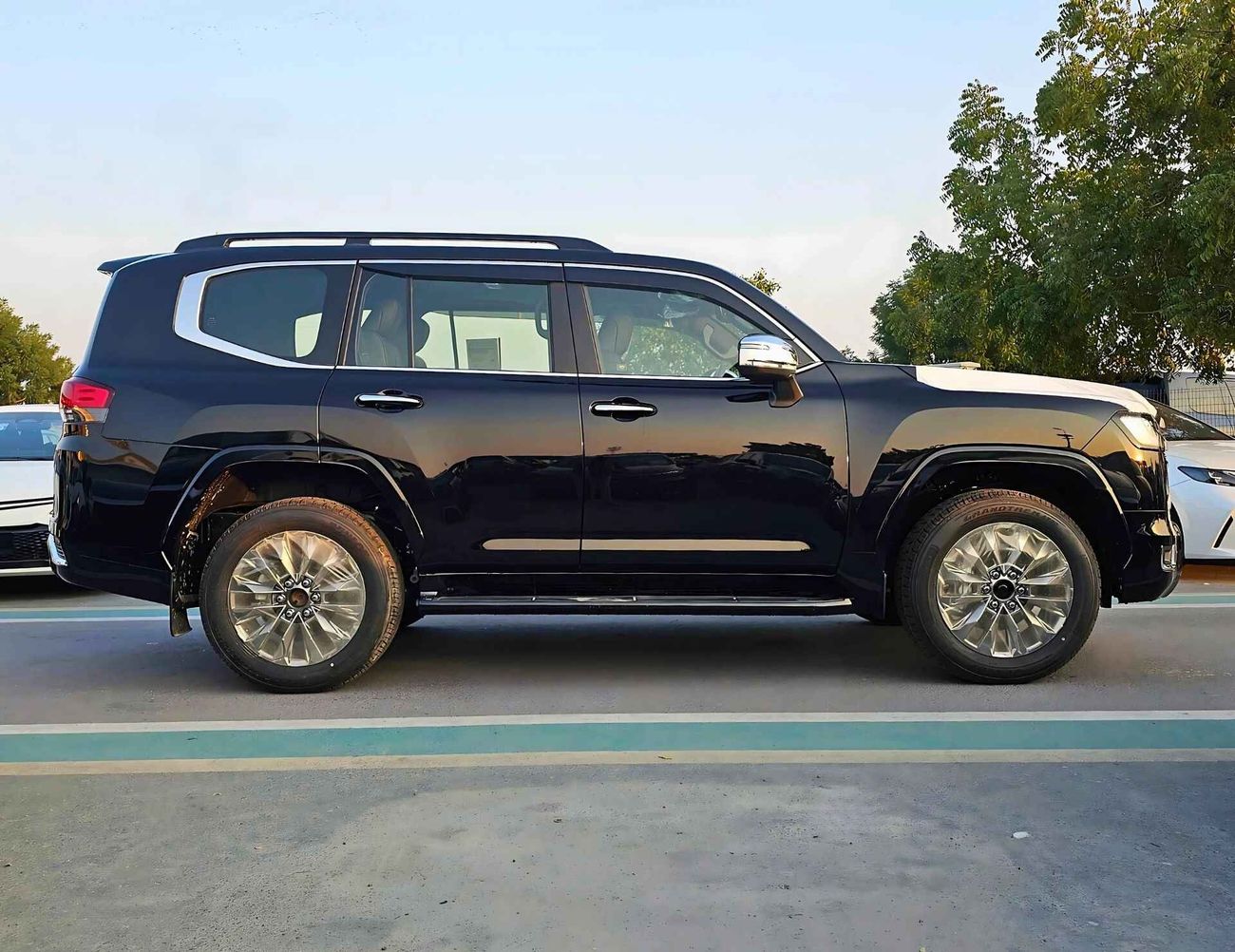 تويوتا لاند كروزر VX / LC300 VX / 4.0L PETROL / BIG DVD / JBL SPEAKERS / SUNROOF / FULL OPTION (CODE# VX4AJ)