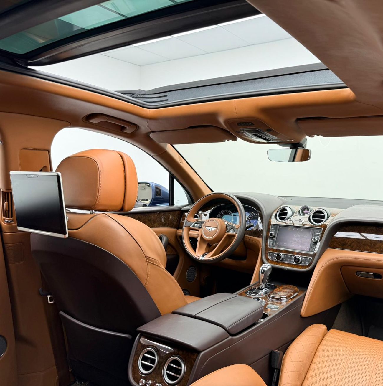 Bentley Bentayga FIRST EDITION 2017 Bentley Bentayga First Edition W12, Bentley Warranty+Full Service History, GCC