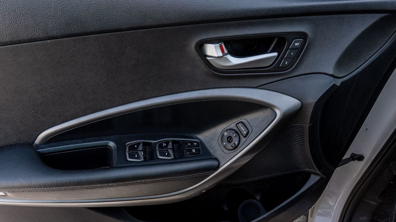 Hyundai Santa Fe 2016 Hyundai Santa Fe 3.3L AT Petrol (White)