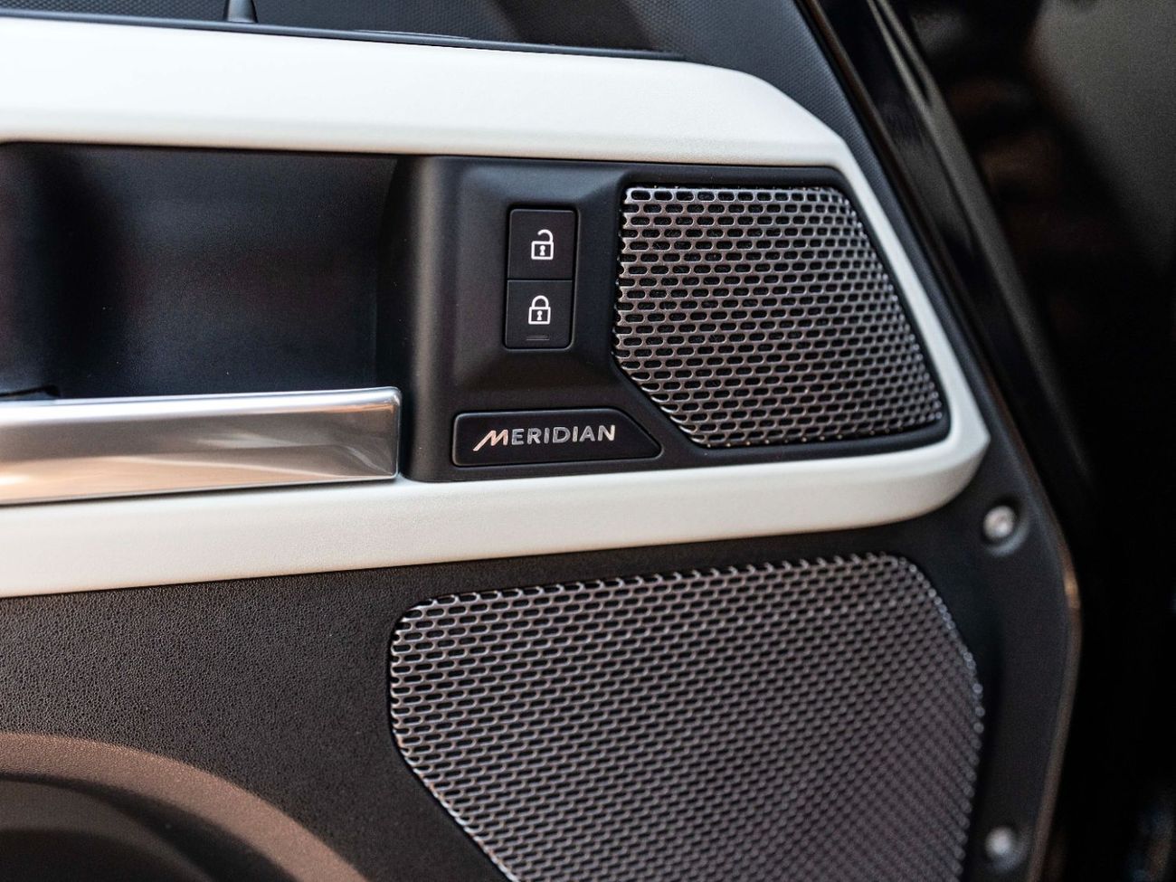 لاند روفر ديفندر P400 110 SE 3.0L (5 Seater)