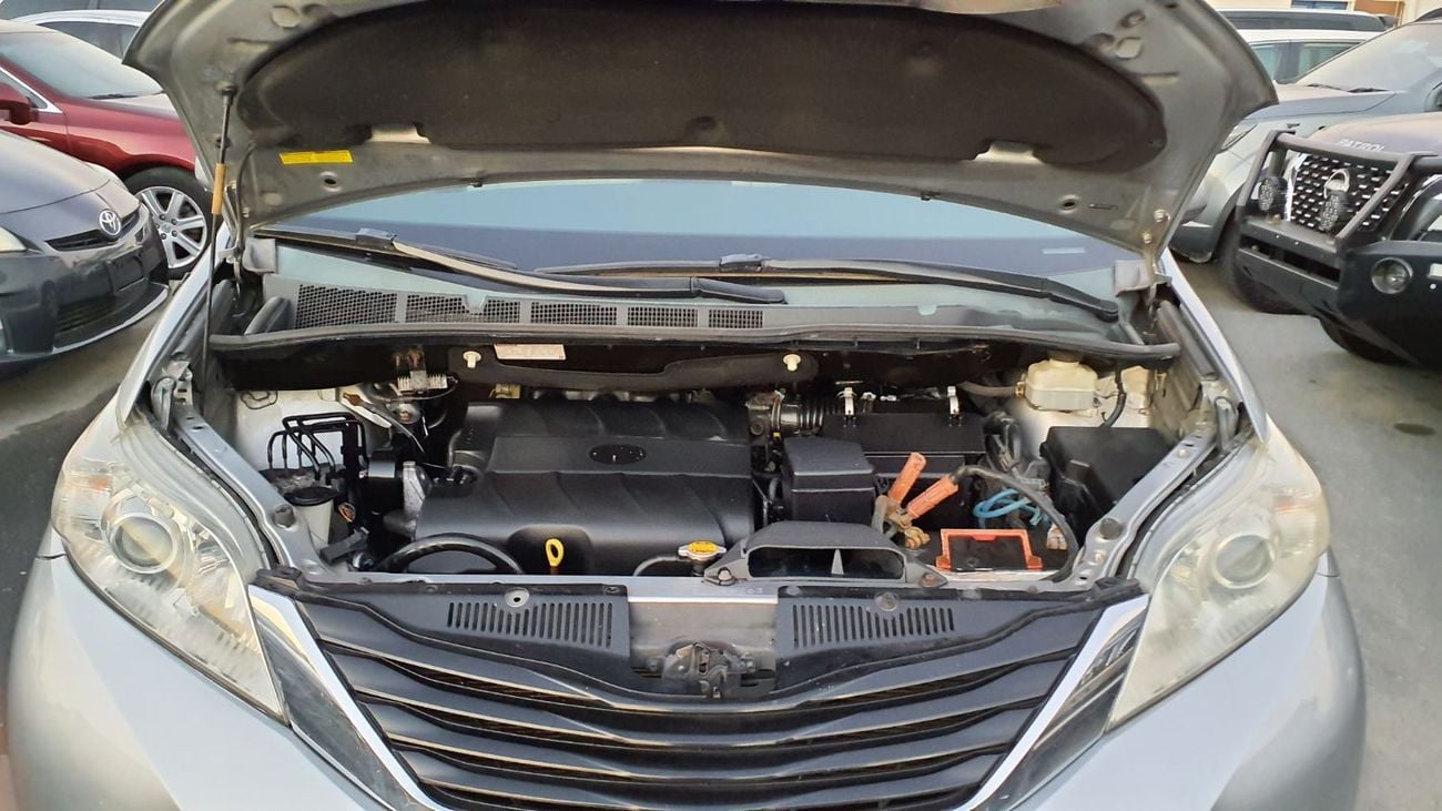 Toyota Sienna LE (NON GCC)
