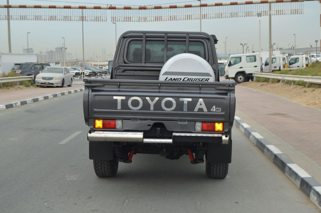 Toyota Land Cruiser Pick Up single cube 4.5 L, perfect inside and outside