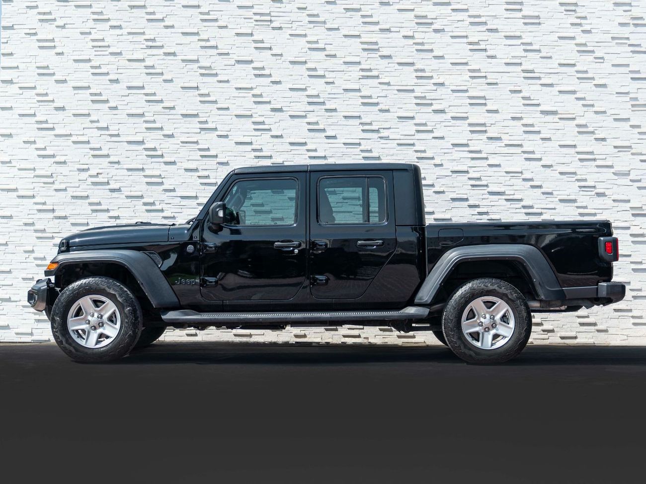 جيب جلادياتور AED 2,516 PM • GLADIATOR SPORT • ONLY 43,000 KM • OFFICIAL JEEP WARRANTY UNTIL 2027