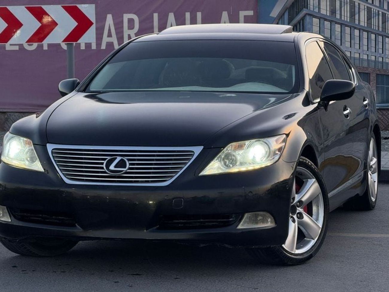 لكزس LS 460 In excellent condition and requires no expense