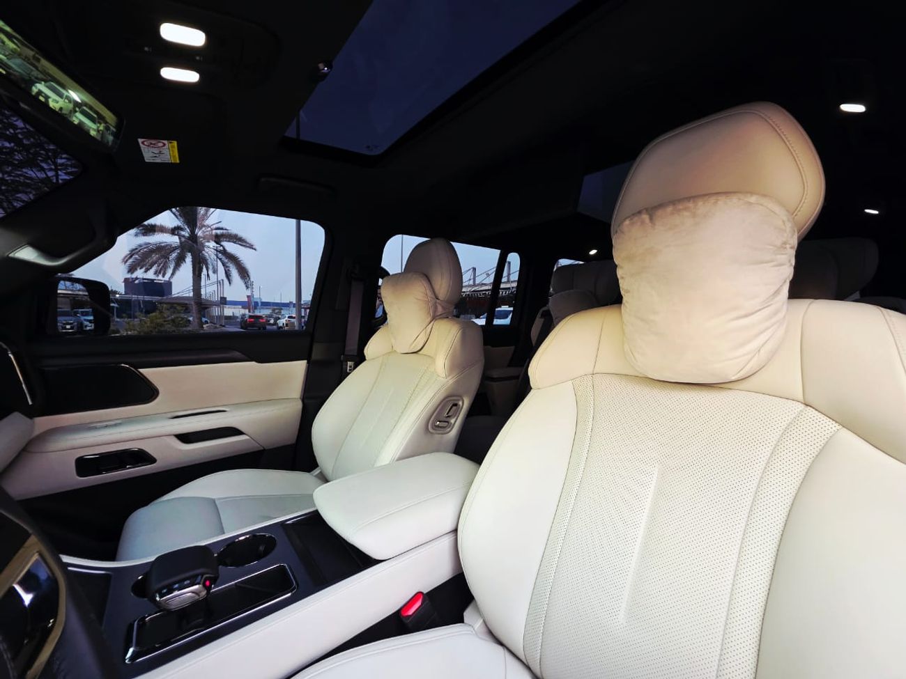 ROX 01 ROX 01 VIP GCC UNDER WARRANTY WITH SERVICE CONTRACT 1.5T 1500CC 18000 KELOMETER 6 SEATS HYBRID