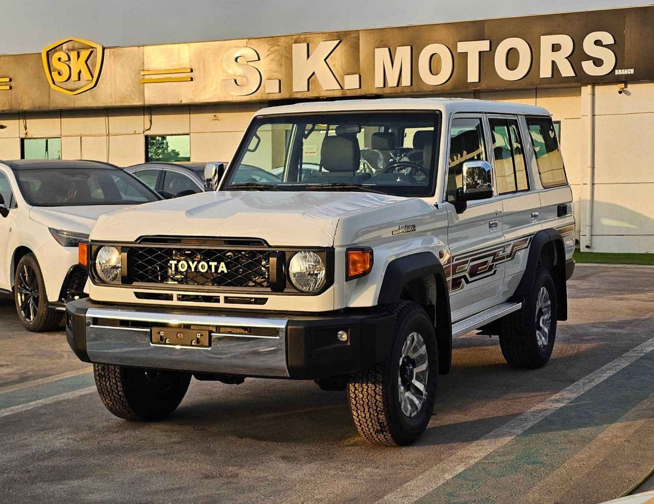 Toyota Land Cruiser 70 LX LC76 / 2.8L MANUAL V4 DIESEL / DVD+CAMERA / PWR WINDOWS & LOCKS (CODE # 76DMM)