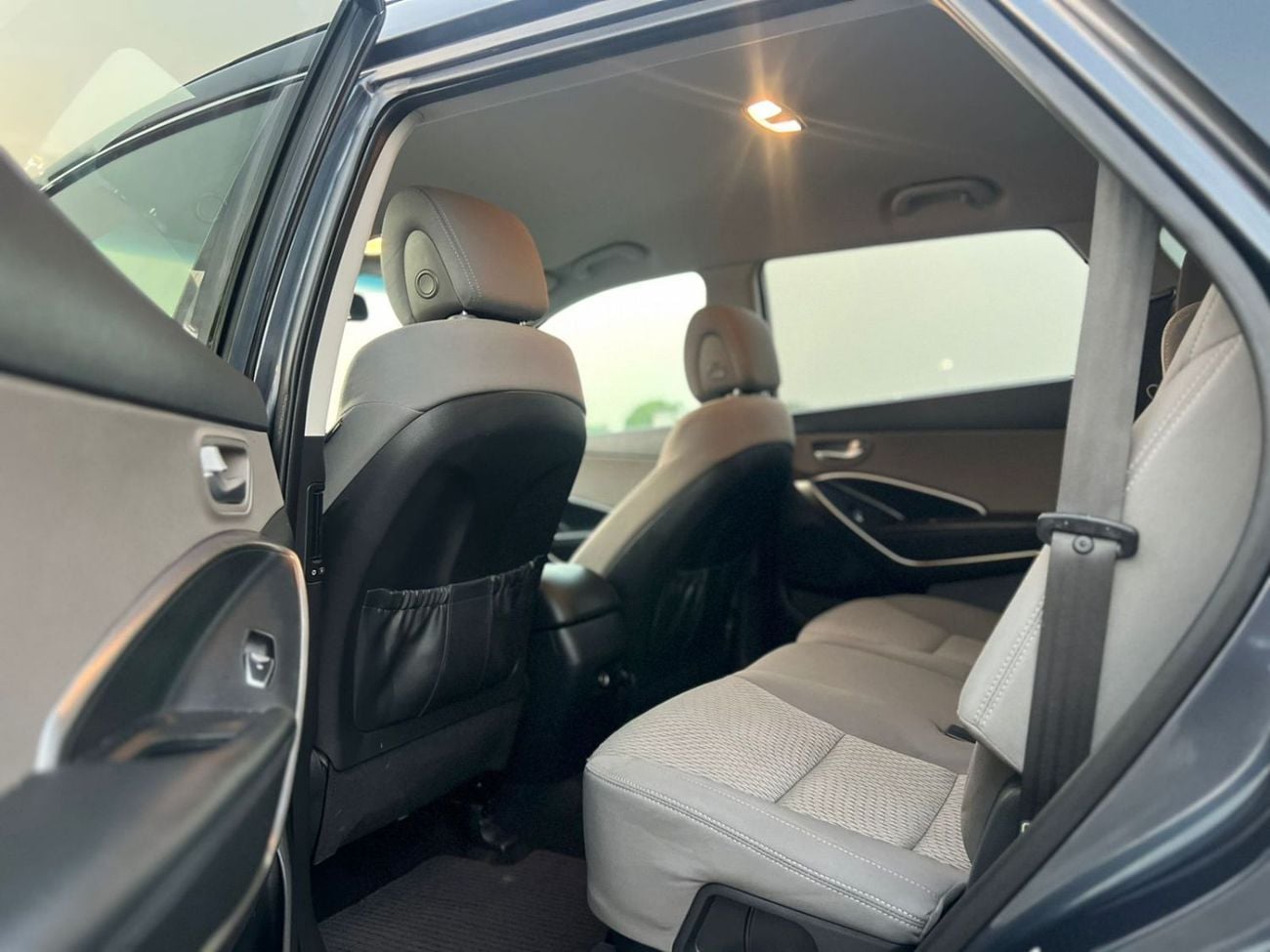 Hyundai Santa Fe STD (NON GCC) 2019 Hyundai Santa Fe - 3.3L V6 - Apple & Android Play - 7 Seater - 42000 Mileage - 41999 AED