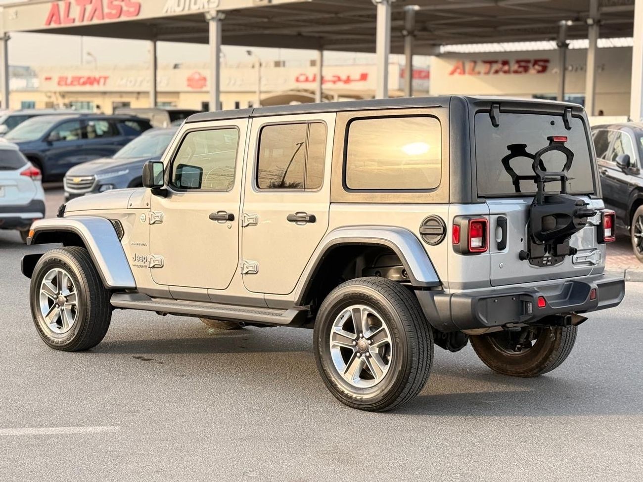 Jeep Wrangler Unlimited Sahara 2.0L A/T