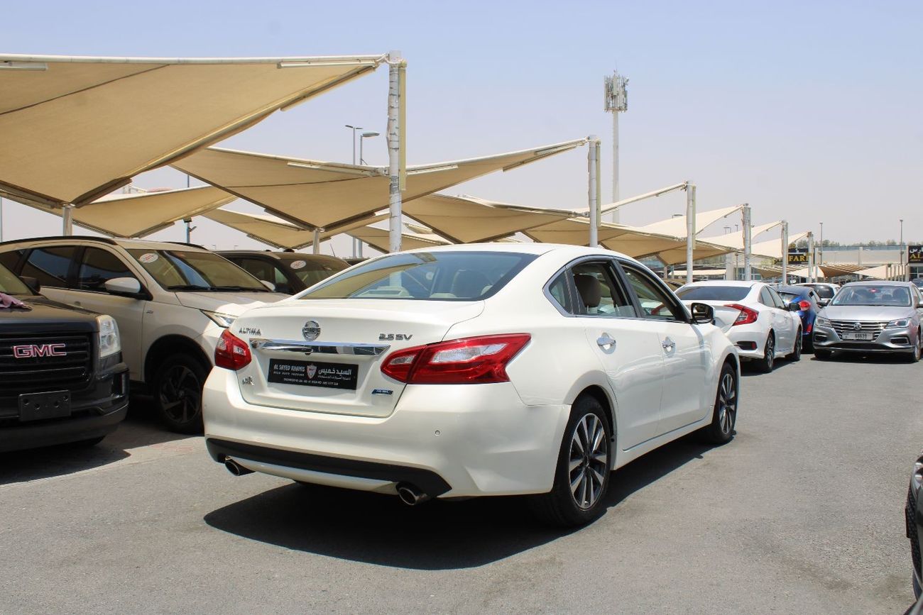 Nissan Altima SV ACCIDENTS FREE - GCC - MID OPTION - PERFECT INSIDE OUT