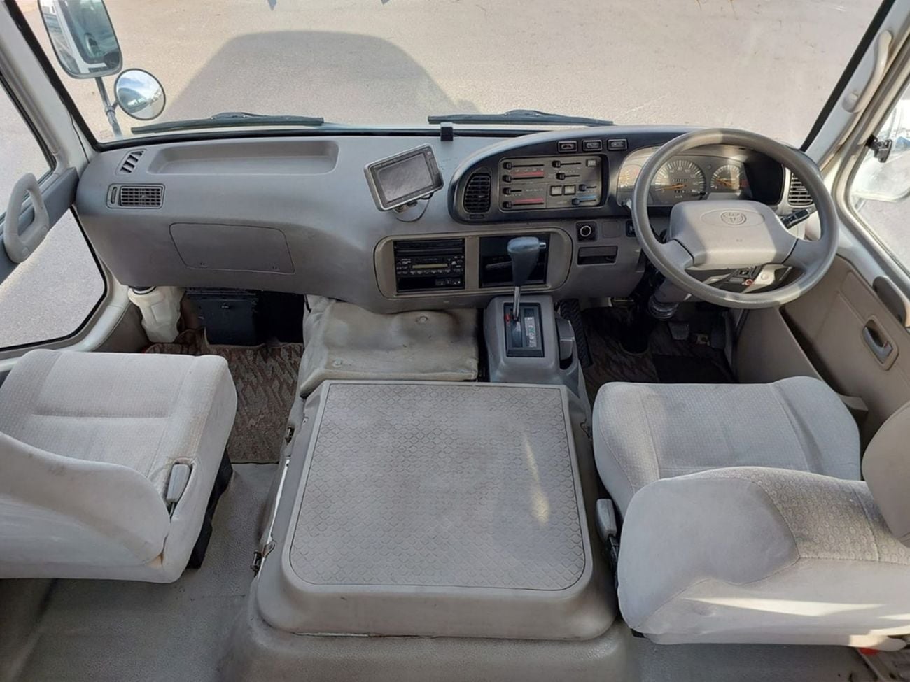 Toyota Coaster TOYOTA COASTER BUS RHD 2005 MODEL 4.0 L DIESEL AUTOMATIC(PM51046)