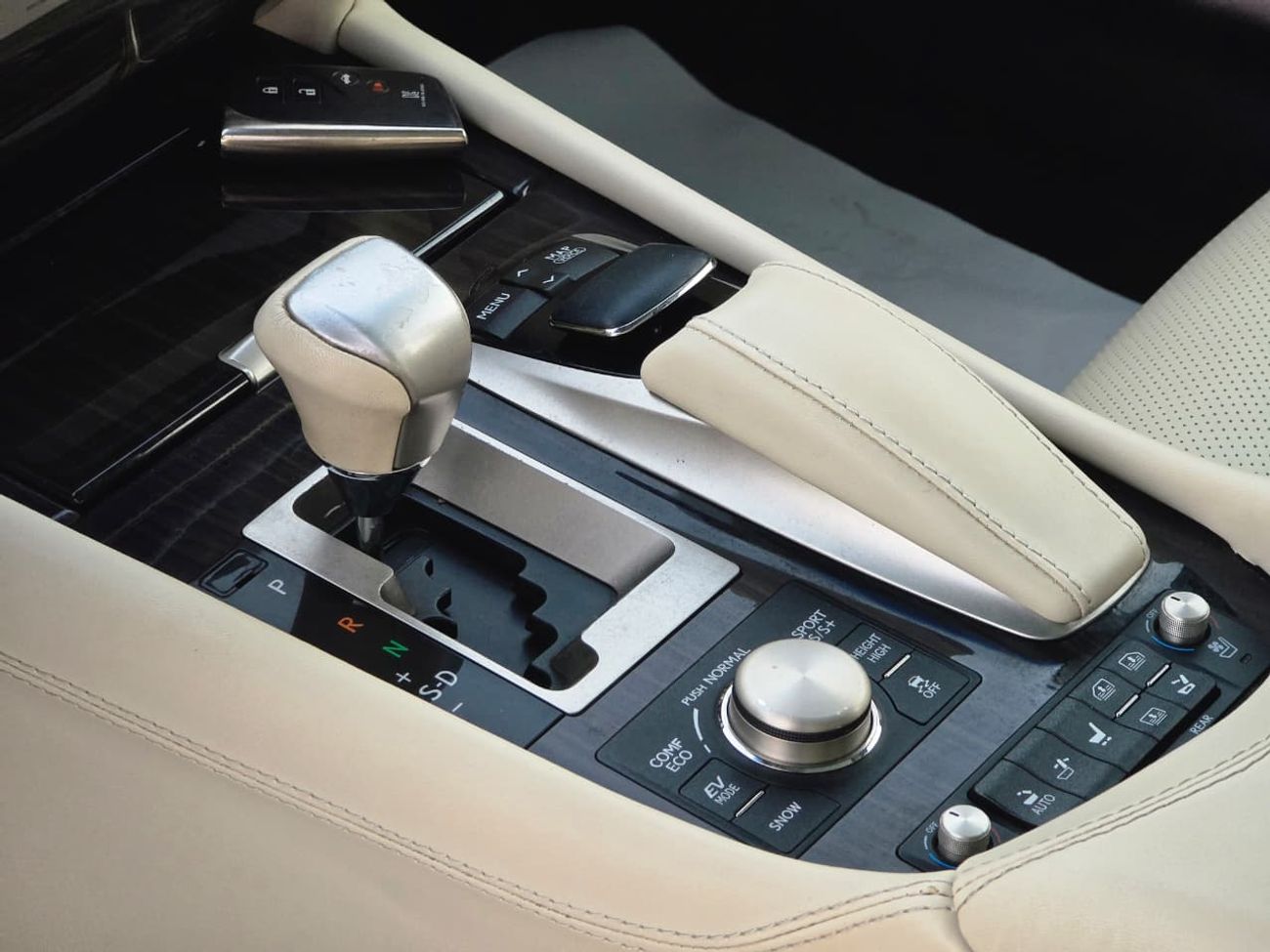 لكزس LS600h L 5.0L