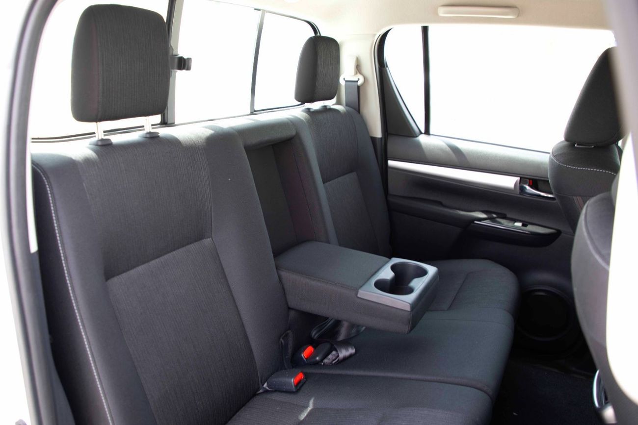 Toyota Hilux 2022 Toyota Hilux 4x4 DC 2.4 HI SR5 - White Pearl inside Black