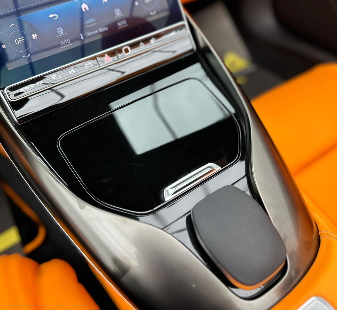 مرسيدس بنز SL 63 AMG 2024 Mercedes-Benz SL63 AMG V8 4MATIC, 2 years Warranty, Excellent Condition