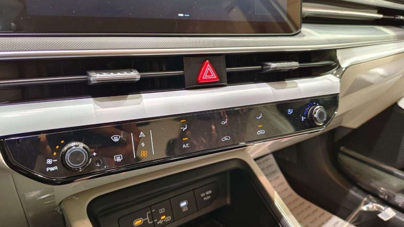 كيا K5 2.5L GDI DOHC, 4-cylinder, Dual CVVT (Euro 4). 5 Seater. 4 Door. FWD