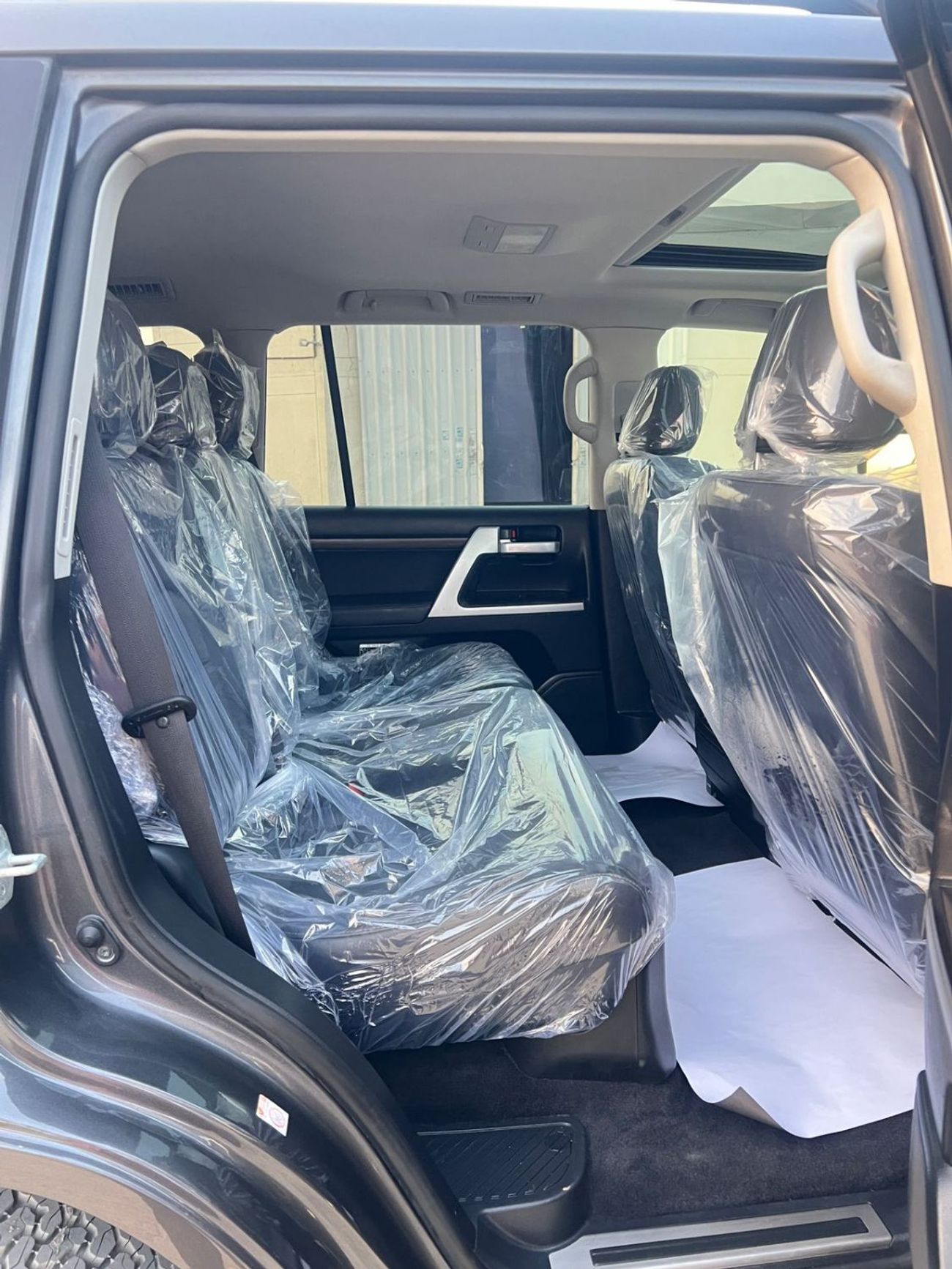 Toyota Land Cruiser DIESEL 4.5 LITER GREY COLOR RIGHT HAND DRIVE 2018 MODEL ONLY FOR EXPORT