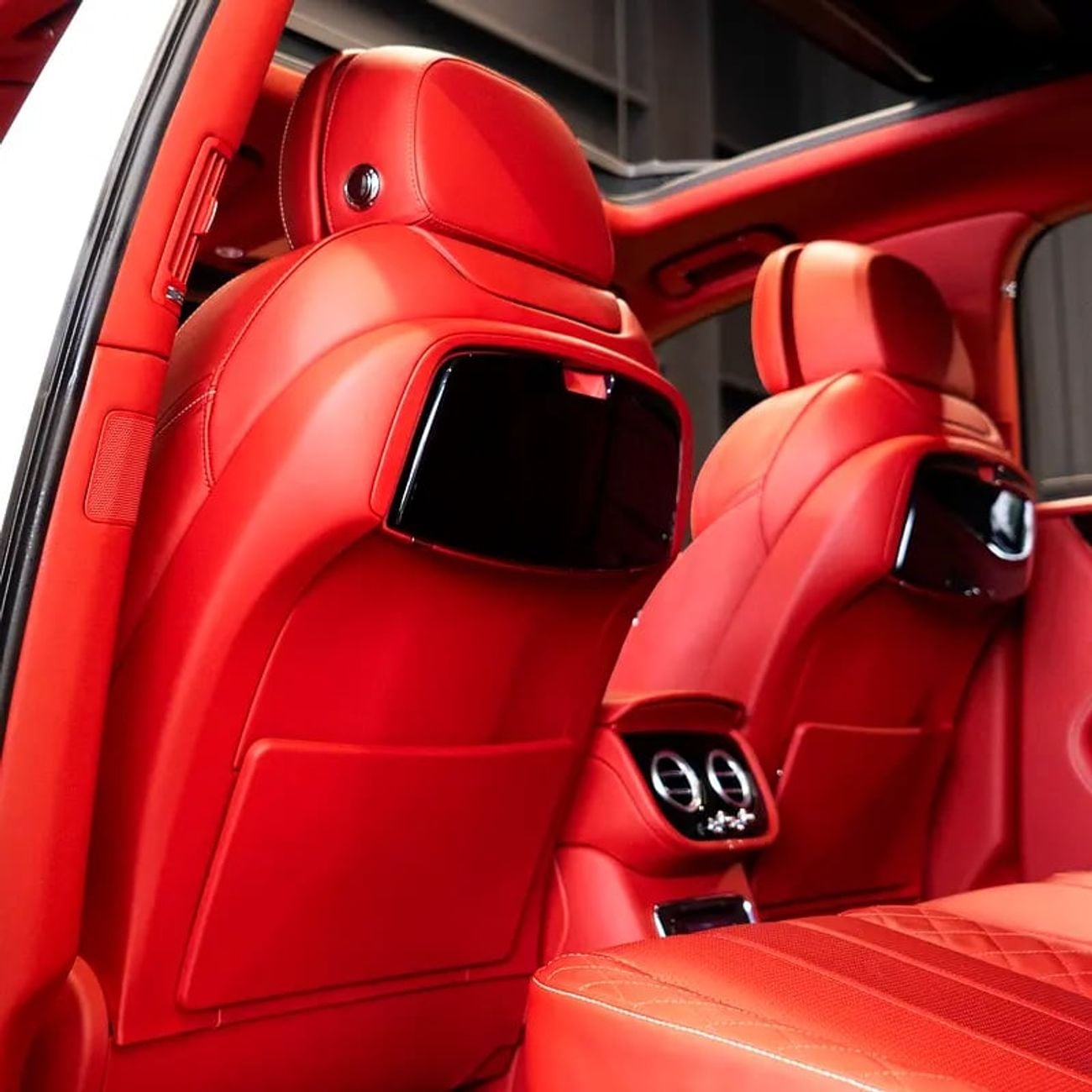 بنتلي بينتايجا 5,448 P.M • 0% Downpayment • • 1 Year Warranty