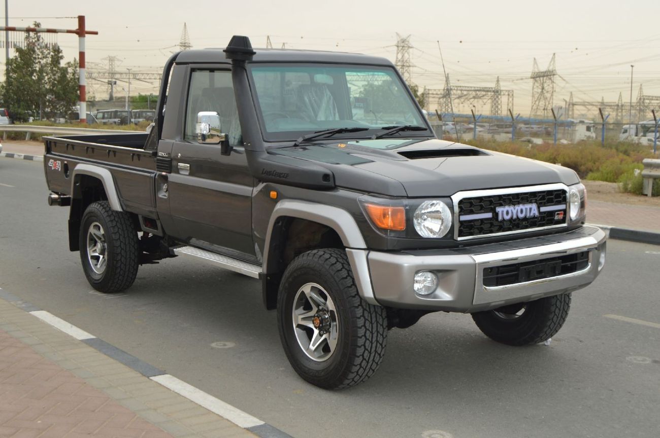 Toyota Land Cruiser Pick Up single cube 4.5 L, perfect inside and outside
