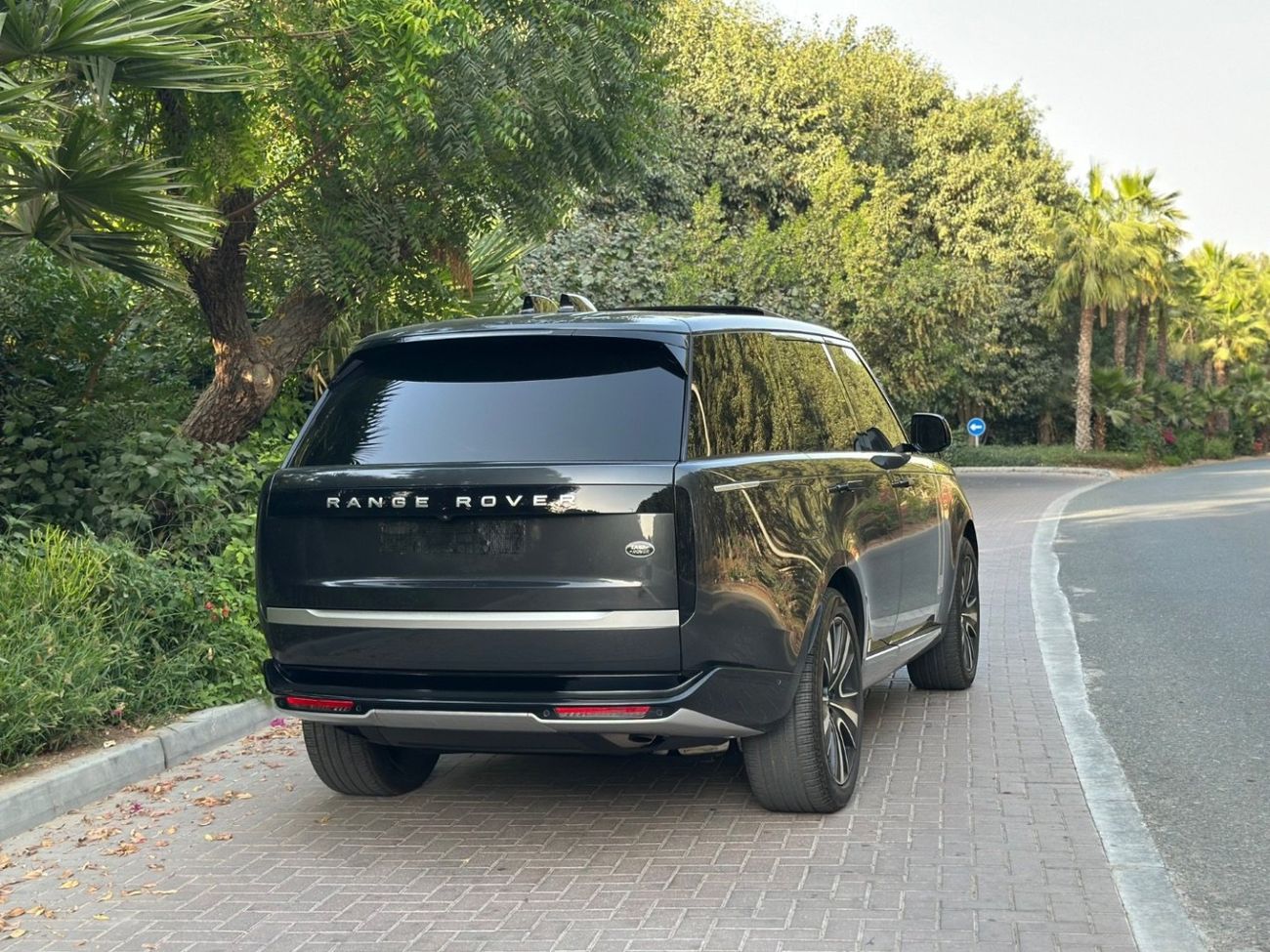 Land Rover Range Rover 2024 Autobiography P550e 3.0L Turbocharged Inline-6 Plug-in Hybrid – 542 HP | AWD | Full Options