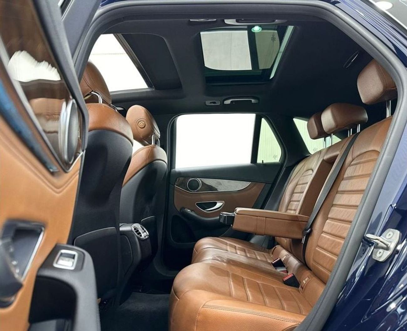 Mercedes-Benz GLC 250 4MATIC 2.0L 2017 Mercedes Benz GLC250 AMG 4MATIC, Full Mercedes Service History, Full Options, GCC