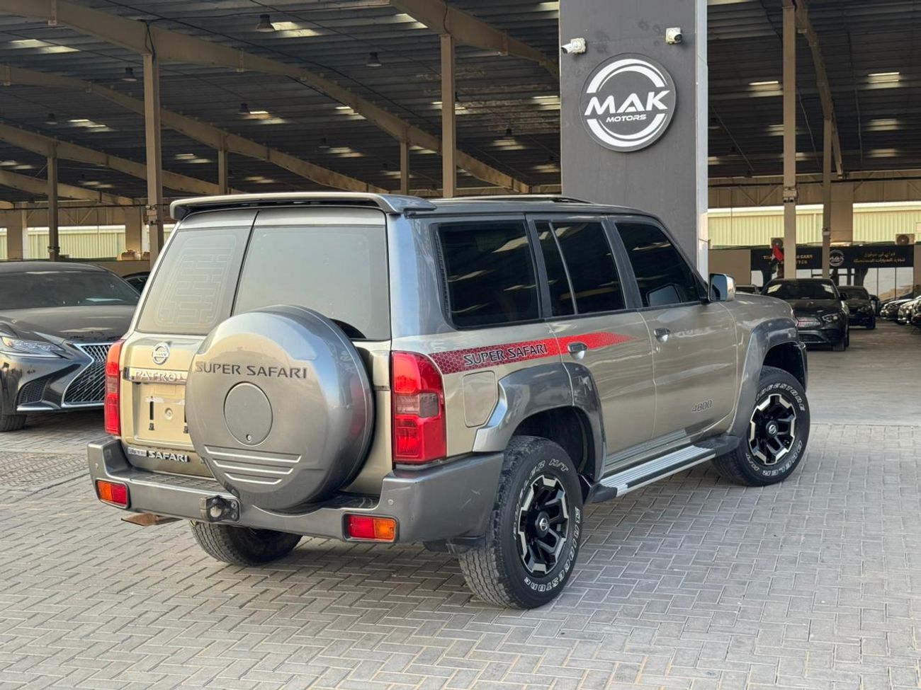 نيسان باترول سوبر سفاري سوبر سفاري / محرك VTC 4.8 لتر V6 / كامل المواصفات / فتحة سقف / قفل تفاضلي / مقاعد جلدية / بحالة ممتا