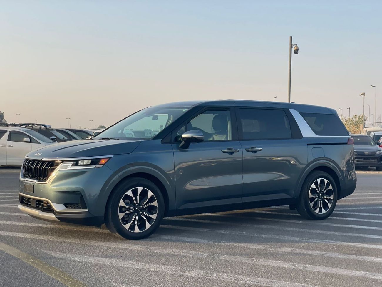 Kia Carnival 2024 Kia Carnival EX 3.5L V6 - Full Option - 8 Seater - Front & Rear Radar Sensor - Trunk / Door Ful