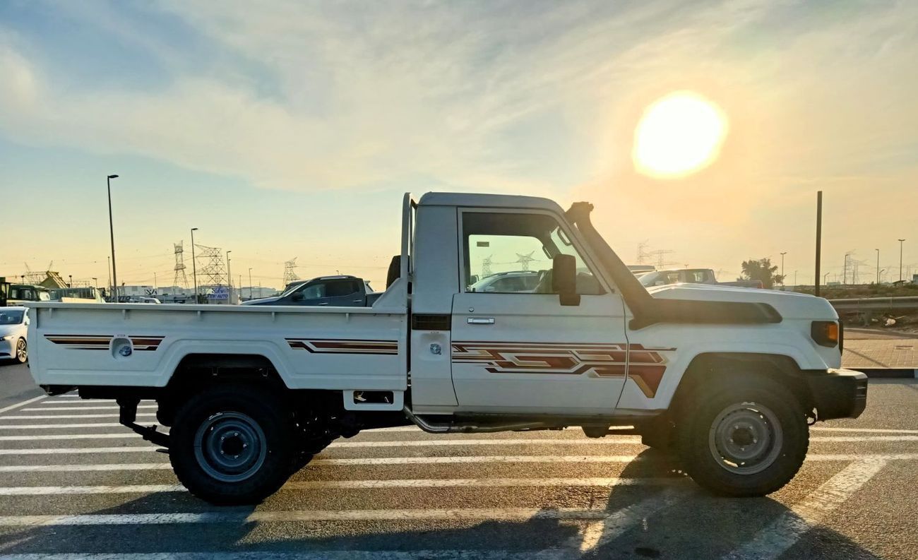تويوتا لاند كروزر بيك آب Toyota land Cruiser pick up S.C Diesel 4.2L 6V M/T 4*4 basic white color 2025 With No Restrictions