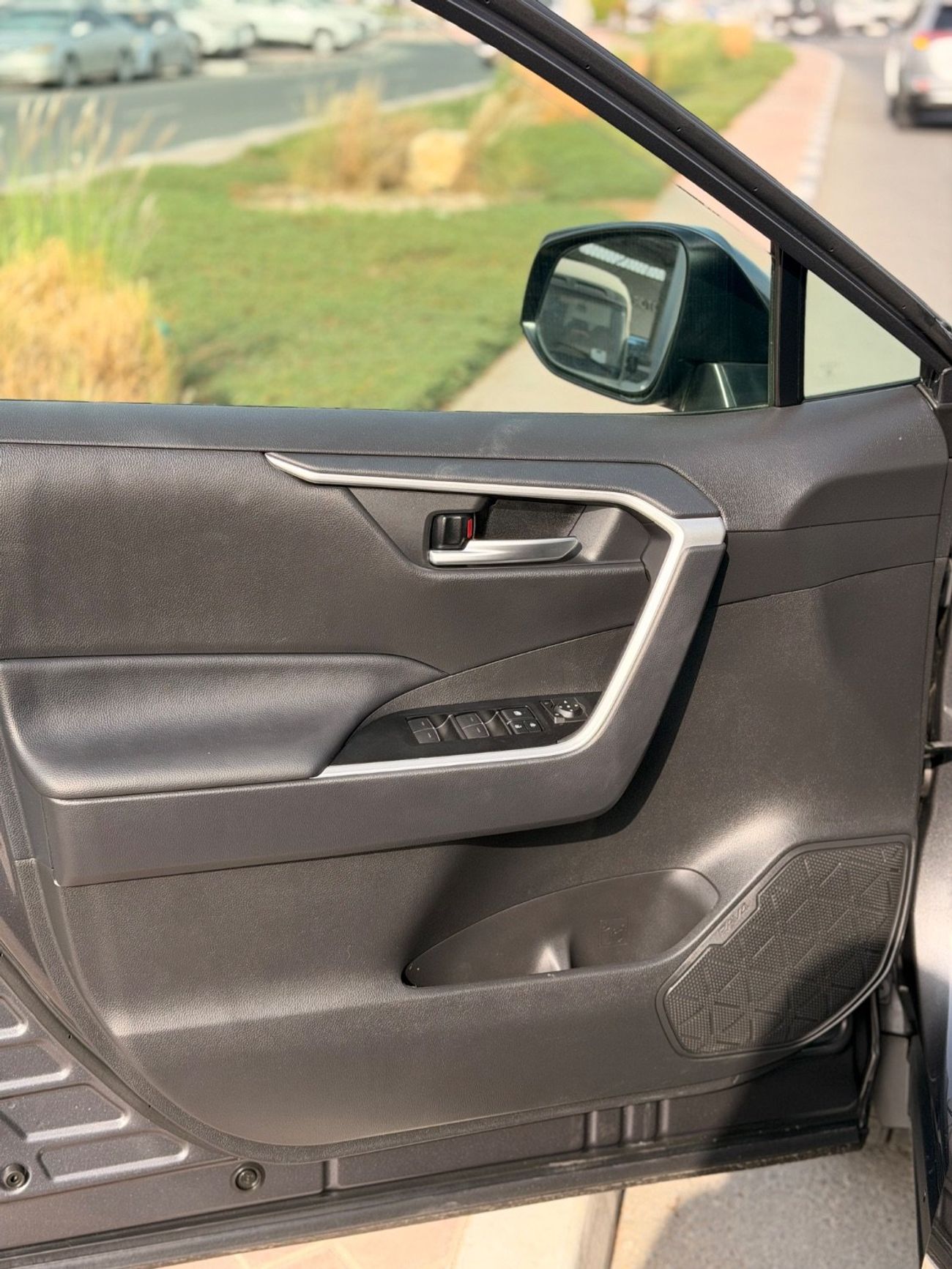 تويوتا راف ٤ Full option 2.5L  XLE 2025