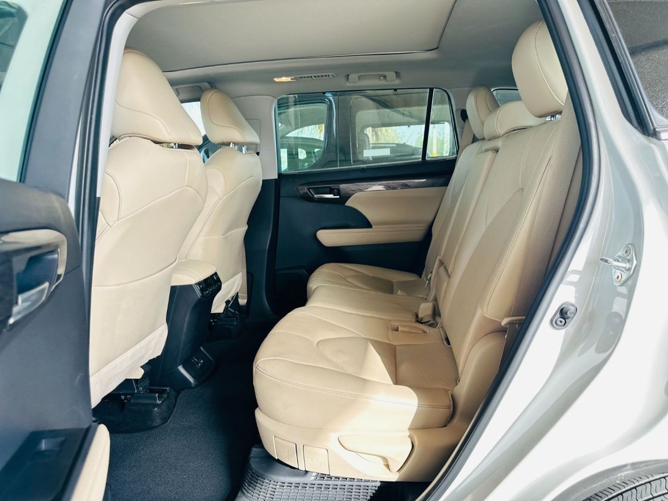 تويوتا هايلاندر 2023 Toyota Highlander VXR - White inside Beige