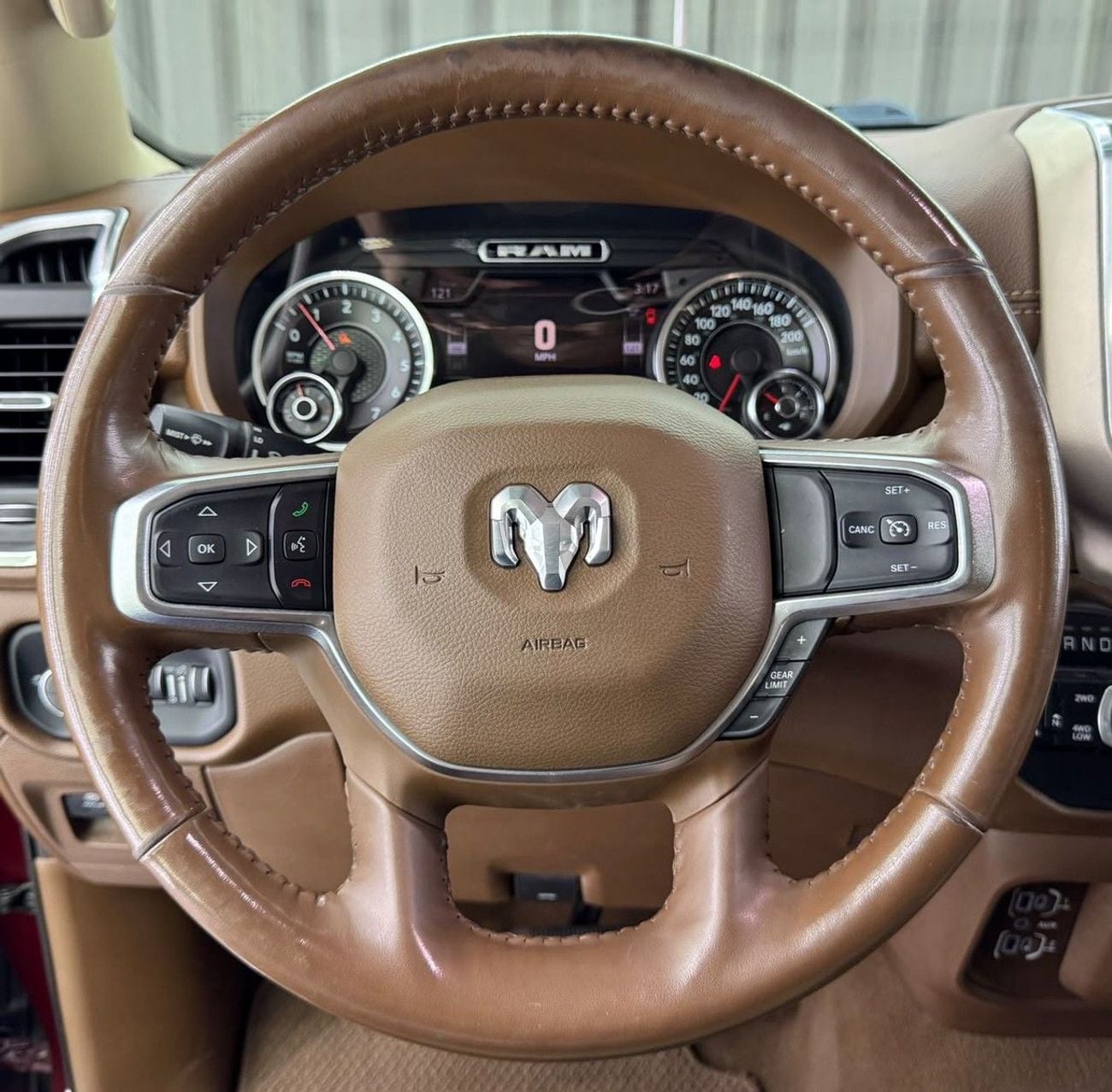 رام 1500 LARAMIE CREW 2020 RAM 1500 Laramie 5.7L HEMI V8 | 4x4 | GCC Ready | Luxury Pickup