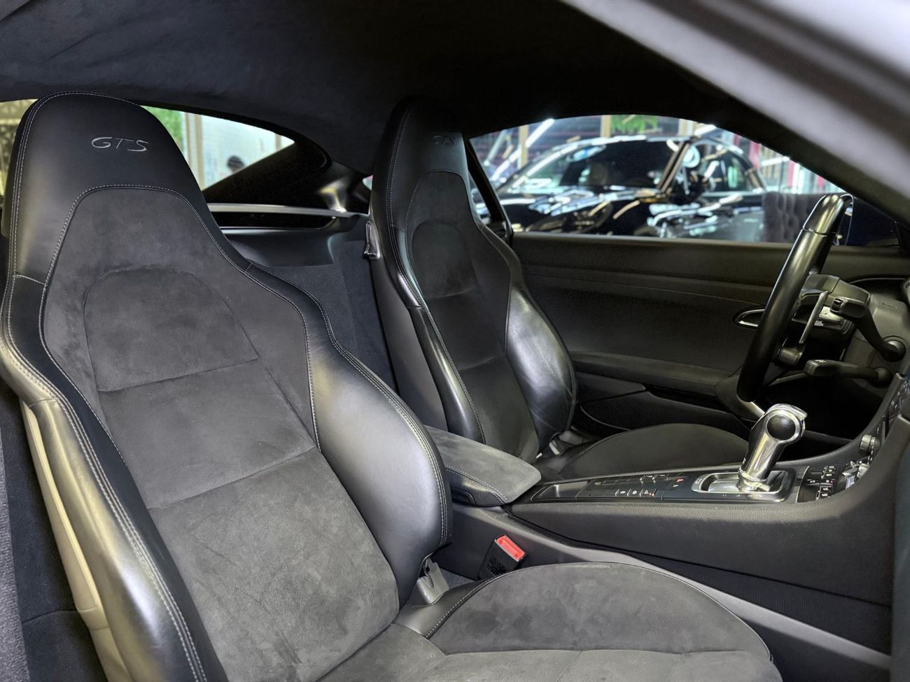 بورش كايمان 718 GTS 4.0L A/T 2020 Porsche 718 Cayman GTS 2.5 - GCC - Full Warranty and Service till 2027