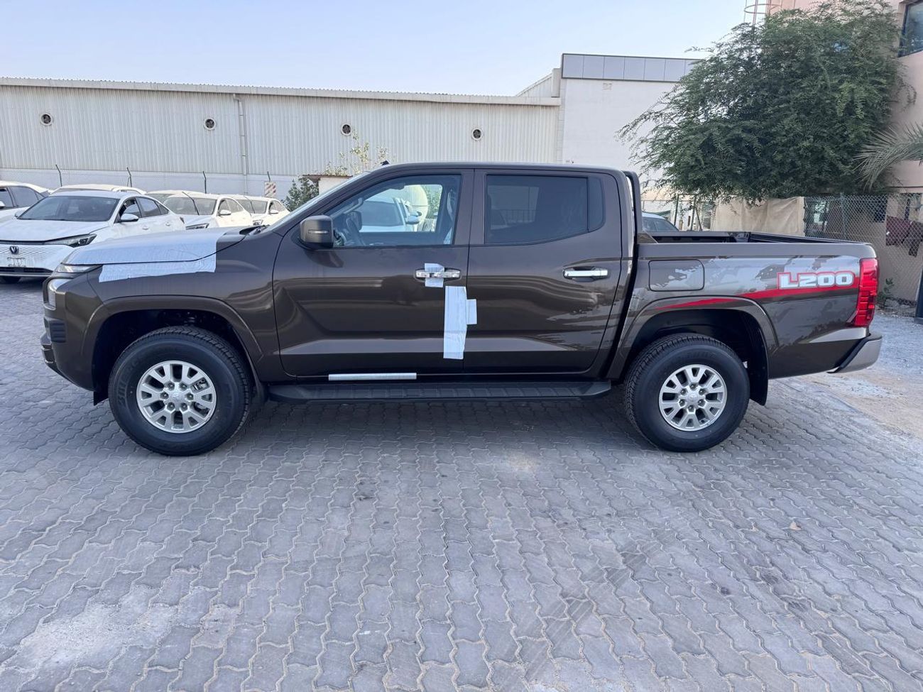 Mitsubishi L200 MITSUBISHI L200 Petrol Double Cabin 4WD 5MT 2.5L GLX_Basic Option_Bronze