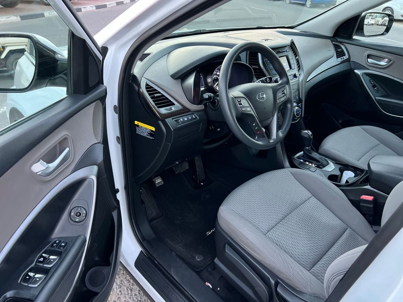 Hyundai Santa Fe SPORT (NON GCC) 2018 Hyundai Santa Fe 2.4L V4 - Apple Play & Android - Rear Camera - 2 keys