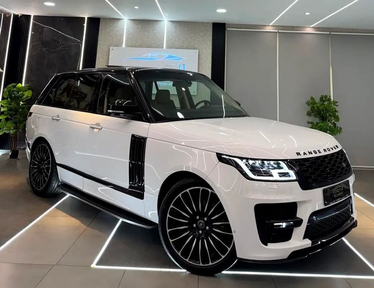 Land Rover Range Rover AMAZING VOGUE SV DESIGN || V8 SUPERCHARGED || GCC || PERFECT CONDITION