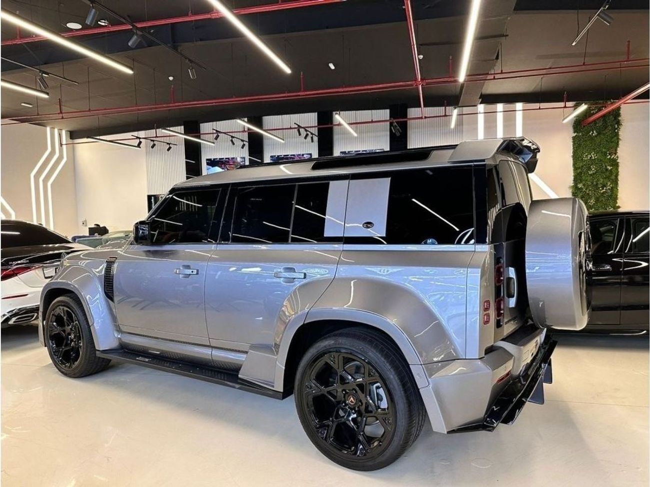 Land Rover Defender VENUUM 2023 DEFENDER 1/99 LIMITED EDITION
